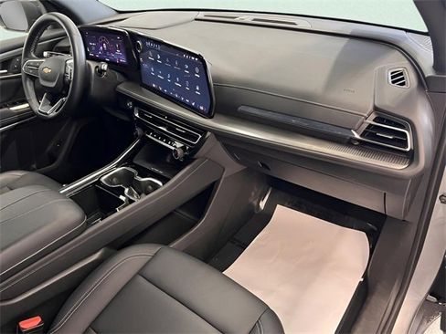 Used 2025 Chevrolet Traverse LT image 17