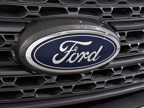 Used 2022 Ford Explorer XLT w/ Equipment Group 202A AWD/4WD image 22