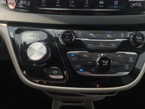 Used 2023 Chrysler Pacifica Touring-L FWD image 36