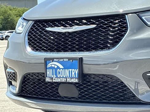 Used 2023 Chrysler Pacifica Touring-L FWD image 12