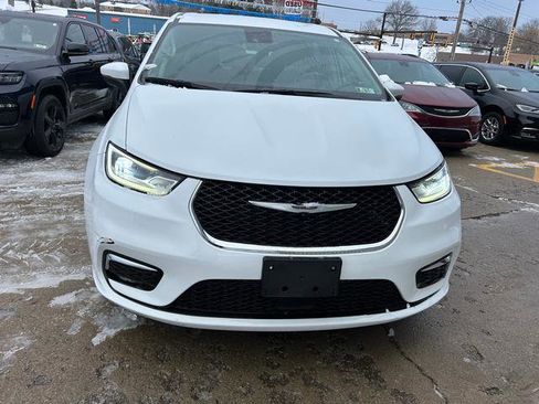 Certified 2023 Chrysler Pacifica Touring-L image 3