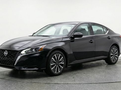 Used 2025 Nissan Altima 2.5 SV FWD image 3