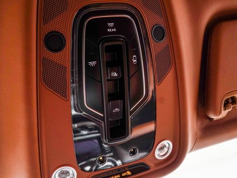 Used 2017 Bentley Bentayga image 36