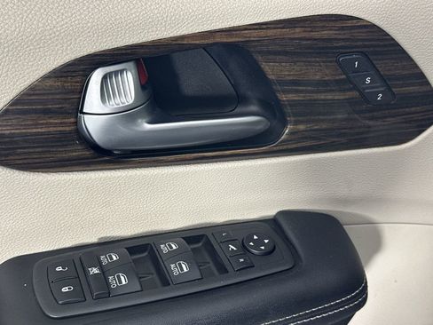 Used 2023 Chrysler Pacifica Limited FWD image 13