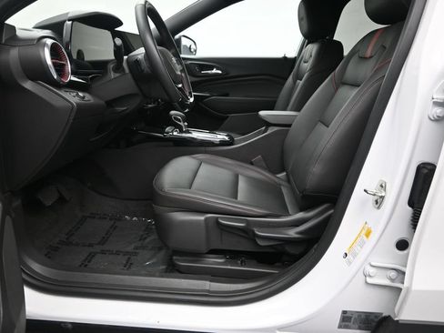 Used 2025 Chevrolet Trax RS FWD image 12