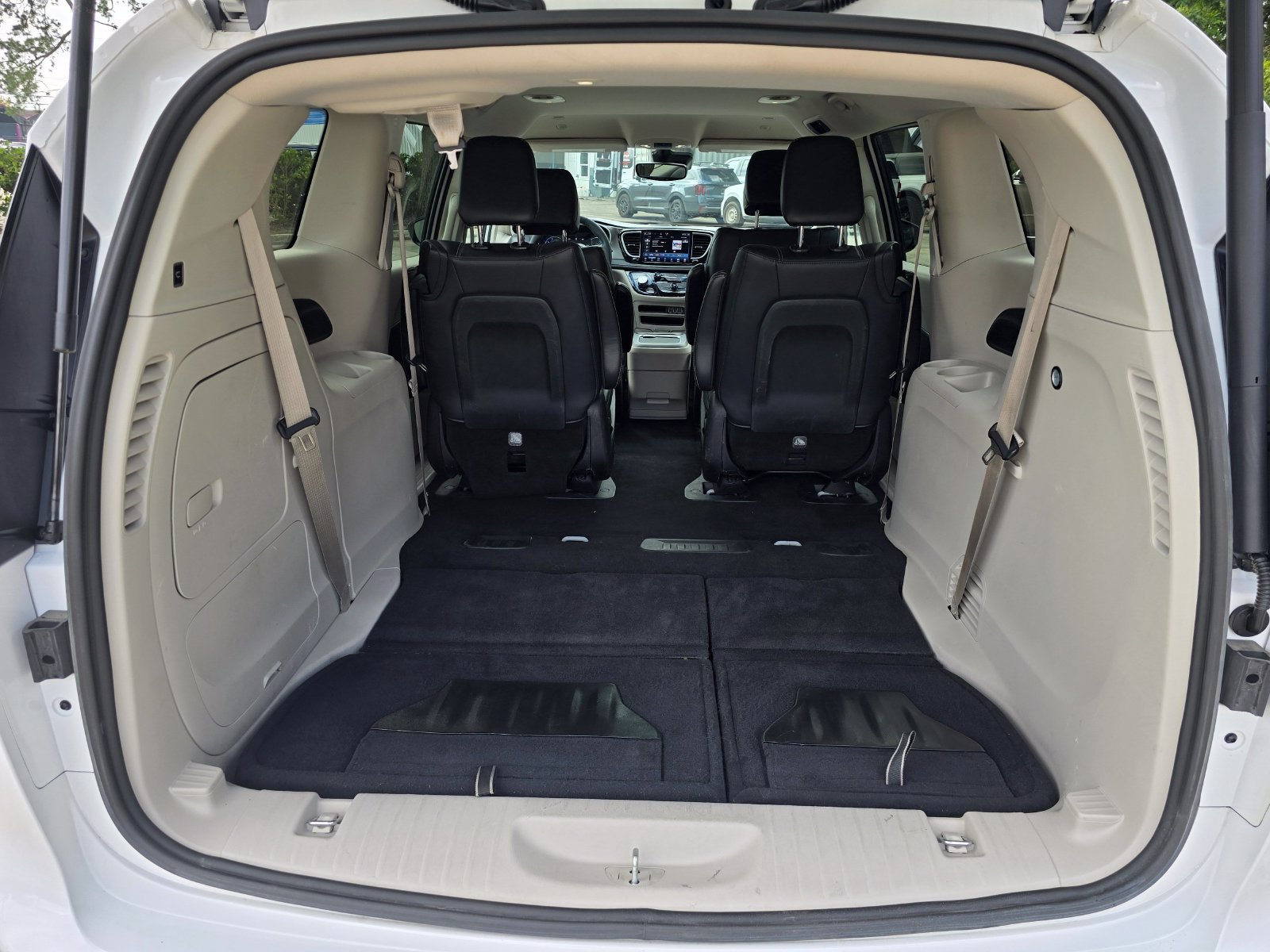 Used 2024 Chrysler Pacifica Limited FWD image 14