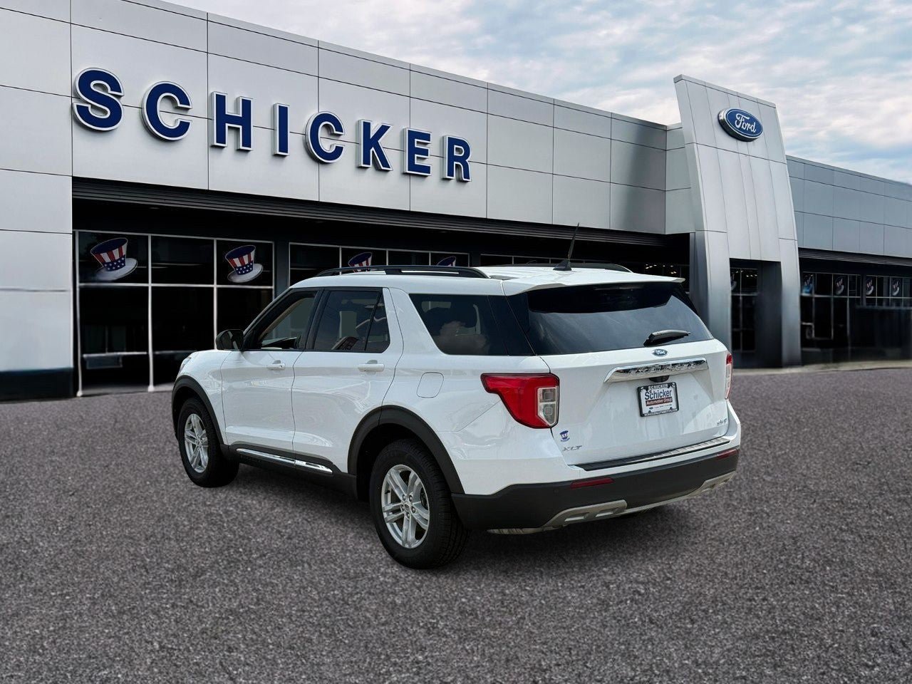 Used 2021 Ford Explorer XLT w/ Equipment Group 202A AWD/4WD image 3