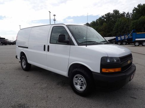 Used 2022 Chevrolet Express 2500 w/ Driver Convenience Package RWD image 10