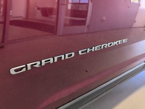 Used 2023 Jeep Grand Cherokee Limited AWD/4WD image 10
