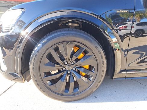 Used 2022 Audi e-tron S Prestige AWD/4WD image 11