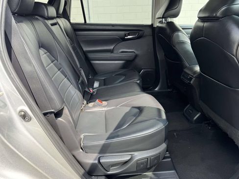 Used 2022 Toyota Highlander XLE FWD image 15