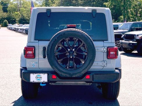 Certified 2024 Jeep Wrangler Unlimited Sahara w/ Dual Top Group AWD/4WD image 4