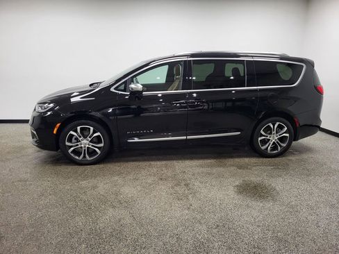 Used 2025 Chrysler Pacifica Pinnacle w/ Trailer Tow Group image 2