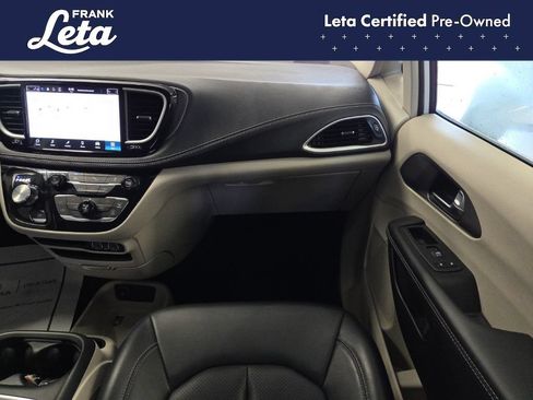 Used 2023 Chrysler Pacifica Touring-L FWD image 15