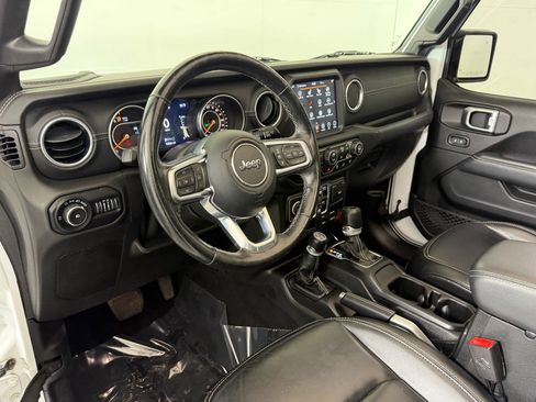 Used 2019 Jeep Wrangler Unlimited Sahara AWD/4WD image 3