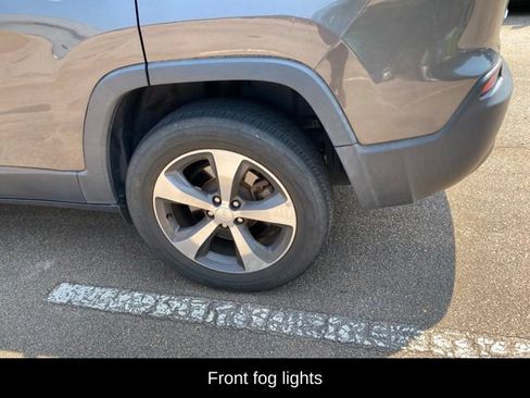 Used 2019 Jeep Cherokee Limited AWD/4WD image 12