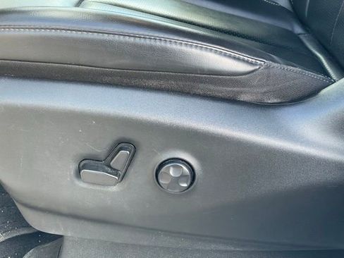 Used 2023 Chrysler Pacifica Touring-L image 15