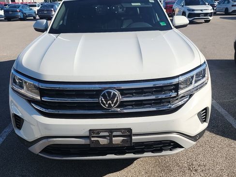 Used 2022 Volkswagen Atlas Cross Sport SE FWD image 2