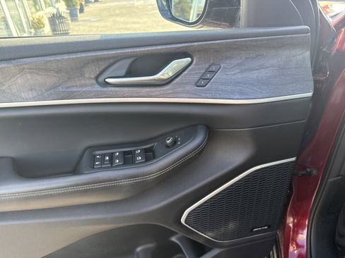 Used 2023 Jeep Grand Cherokee Limited w/ Luxury Tech Group II image 16