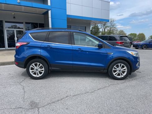 Used 2017 Ford Escape SE w/ Equipment Group 201A image 9