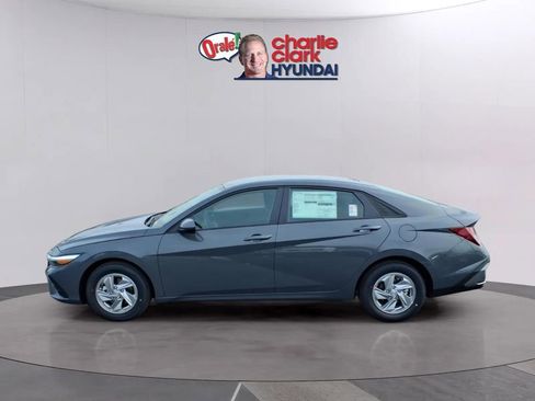 New 2026 Hyundai Elantra SE FWD image 2