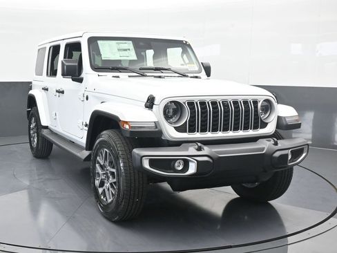 Used 2025 Jeep Wrangler Sahara AWD/4WD image 9