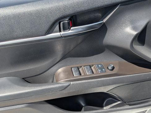 Used 2022 Toyota Camry SE image 15