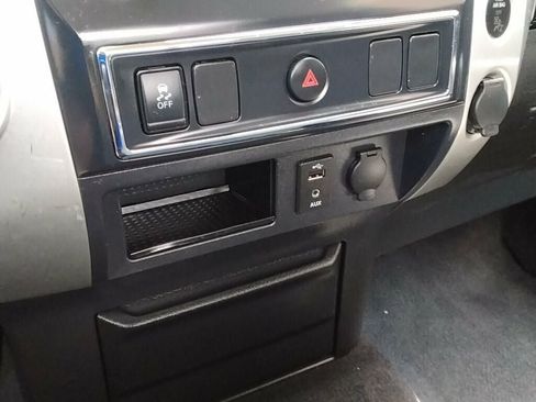 Used 2018 Nissan Titan SV RWD image 17