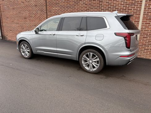 Used 2023 Cadillac XT6 Premium Luxury image 2