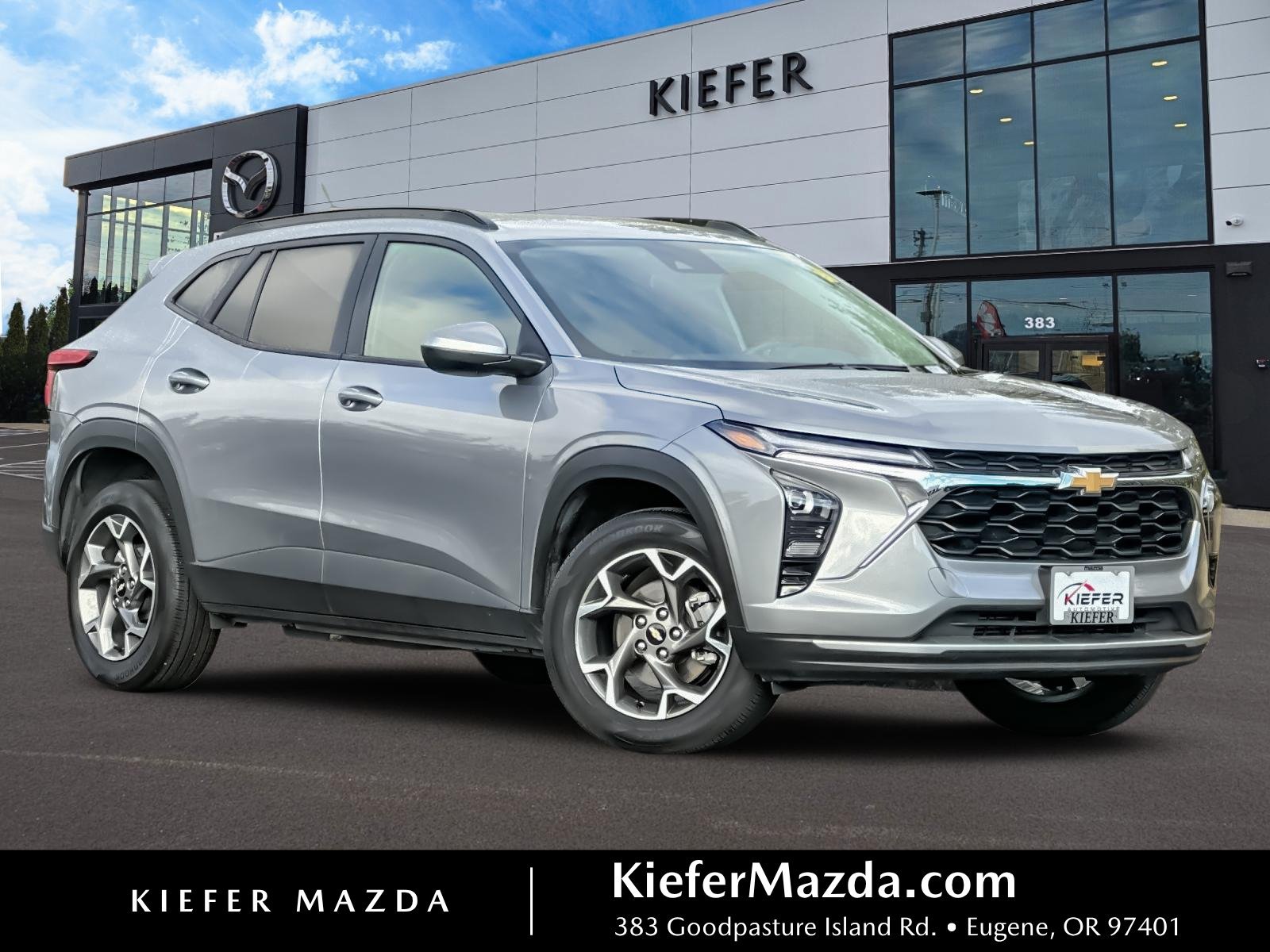 Used 2025 Chevrolet Trax LT FWD image 1