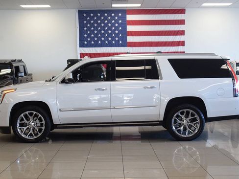 Used 2019 Cadillac Escalade ESV Platinum AWD/4WD image 4