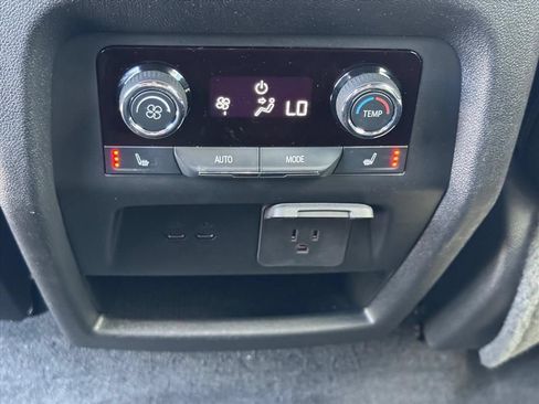 Used 2025 Chevrolet Traverse RS FWD image 14
