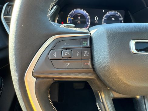 Used 2025 Jeep Grand Cherokee Altitude RWD image 32