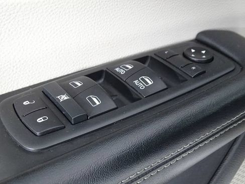 Used 2021 Chrysler Voyager L FWD image 17