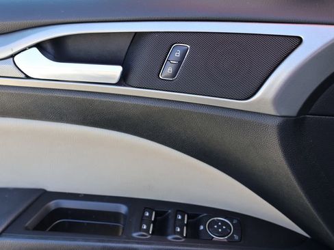 Used 2017 Ford Fusion SE w/ Fusion SE Technology Package FWD image 26