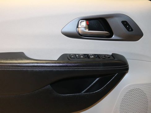 Used 2023 Chrysler Pacifica Touring-L image 93