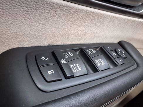 Used 2018 Chrysler Pacifica Limited w/ Tire & Wheel Group image 22