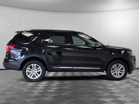 Used 2019 Ford Explorer XLT w/ Equipment Group 201A AWD/4WD image 9