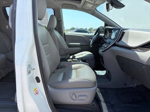 Used 2018 Toyota Sienna XLE w/ Carpet Mat Package FWD image 27