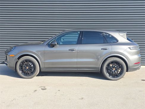 Used 2025 Porsche Cayenne image 2