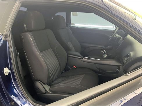 Used 2015 Dodge Challenger SXT w/ Driver Convenience Group RWD image 6