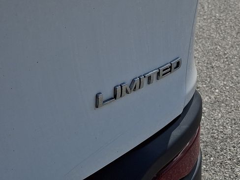 Used 2018 Jeep Cherokee Limited AWD/4WD image 34