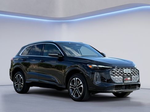 Used 2025 Audi Q5 Premium w/ Convenience Package image 2