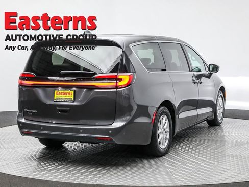 Used 2023 Chrysler Pacifica Touring-L FWD image 5