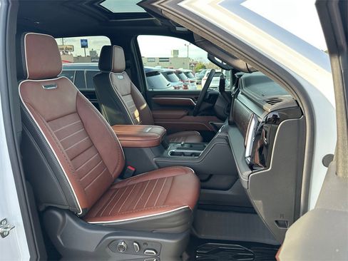 New 2026 GMC Sierra 2500 Denali Ultimate w/ LPO, Black Badging Package image 15