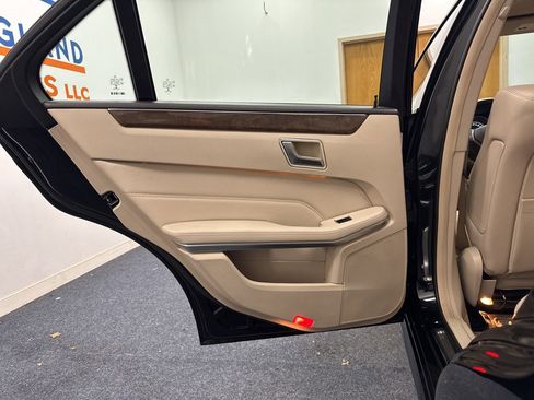 Used 2014 Mercedes-Benz E 350 4MATIC Sedan image 13