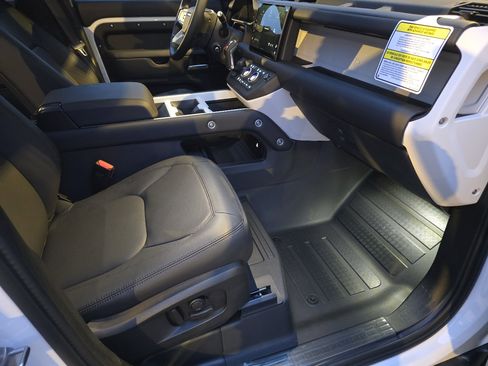 New 2025 Land Rover Defender 110 X-Dynamic SE image 33