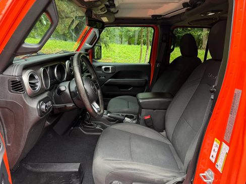Used 2018 Jeep Wrangler Unlimited Sahara AWD/4WD image 8