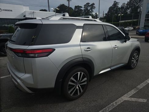 Used 2025 Nissan Pathfinder Platinum FWD image 4