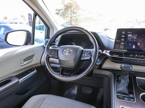 Certified 2023 Toyota Sienna LE w/ LE Plus Package FWD image 5